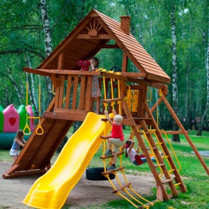 Детский игровой комплекс New Sunrise Зарница с деревянной крышей